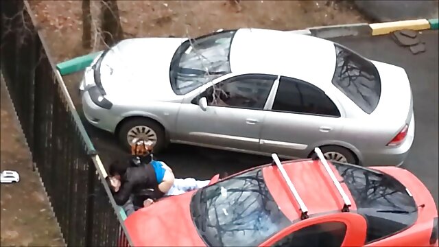 نائومی شاه برای لک زدن زانو زد کیرتوکس کارتونی